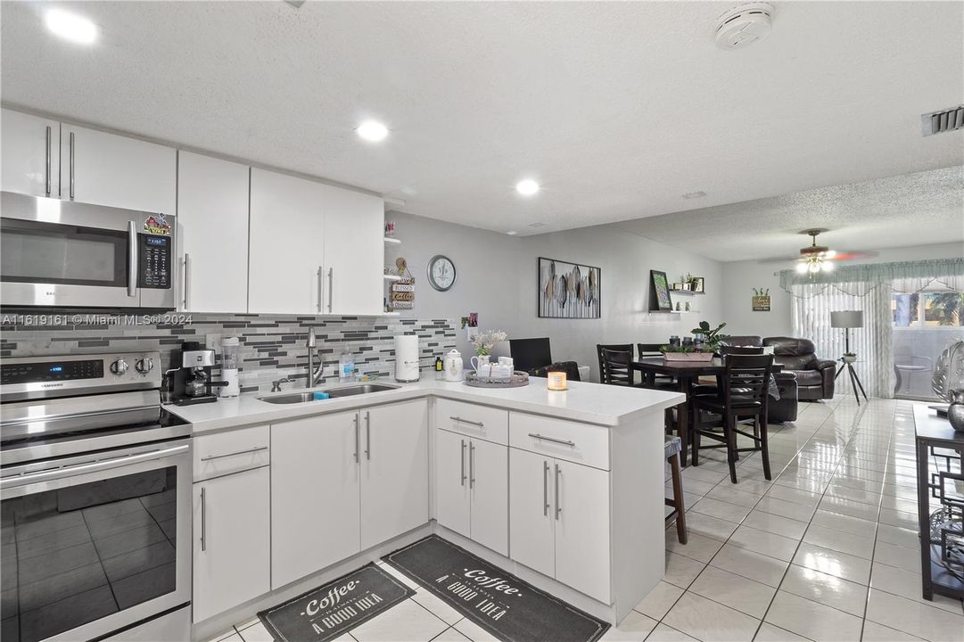 For Sale: $290,000 (2 beds, 2 baths, 945 Square Feet)