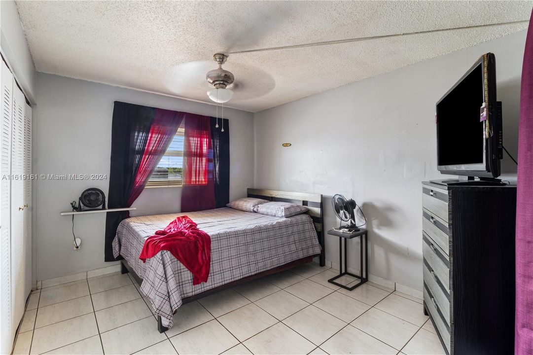 For Sale: $290,000 (2 beds, 2 baths, 945 Square Feet)