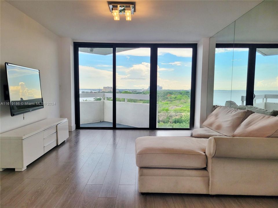 En Venta: $669,999 (2 camas, 2 baños, 1075 Pies cuadrados)