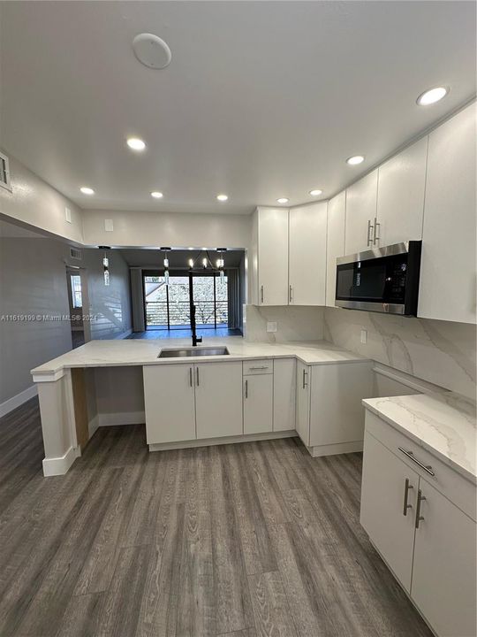 Recently Rented: $2,020 (1 beds, 1 baths, 895 Square Feet)