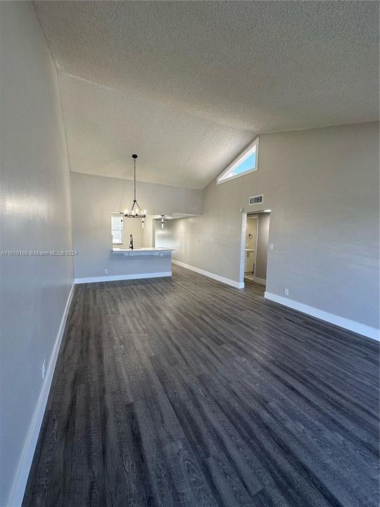 Recently Rented: $2,020 (1 beds, 1 baths, 895 Square Feet)