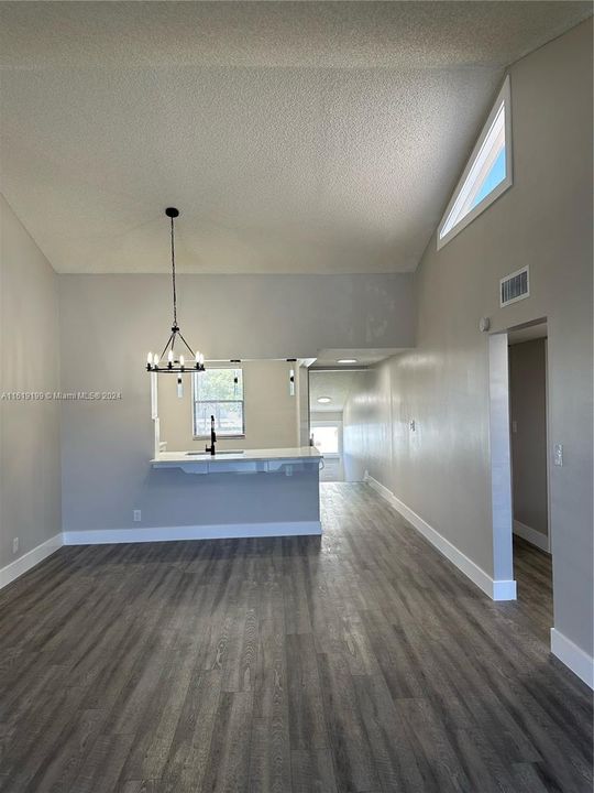 Recently Rented: $2,020 (1 beds, 1 baths, 895 Square Feet)