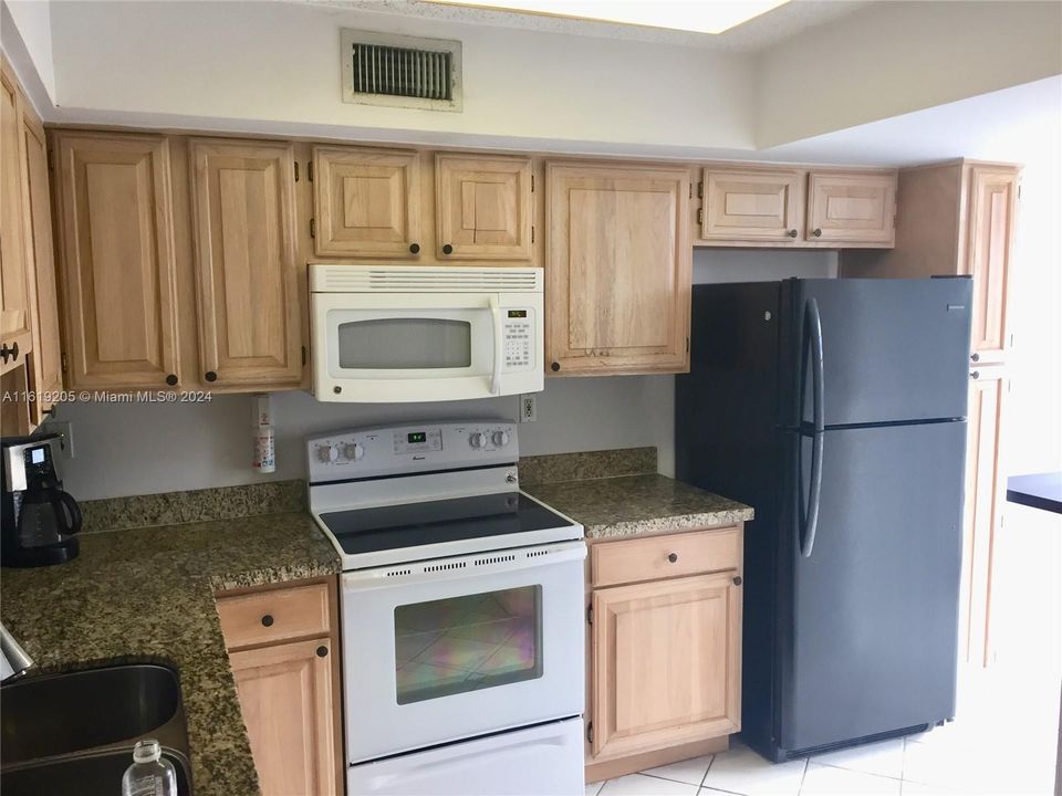 Recently Rented: $3,000 (2 beds, 2 baths, 910 Square Feet)