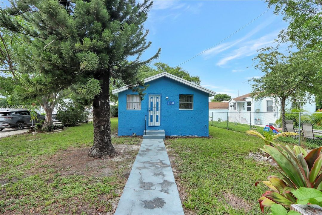 Recently Sold: $360,000 (2 beds, 1 baths, 716 Square Feet)