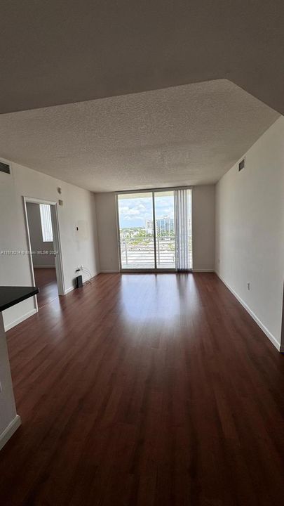 Recently Rented: $2,750 (2 beds, 2 baths, 1061 Square Feet)