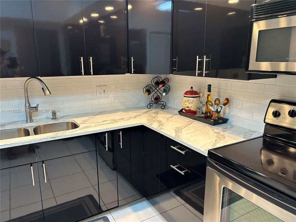 Recently Sold: $325,000 (2 beds, 2 baths, 1383 Square Feet)