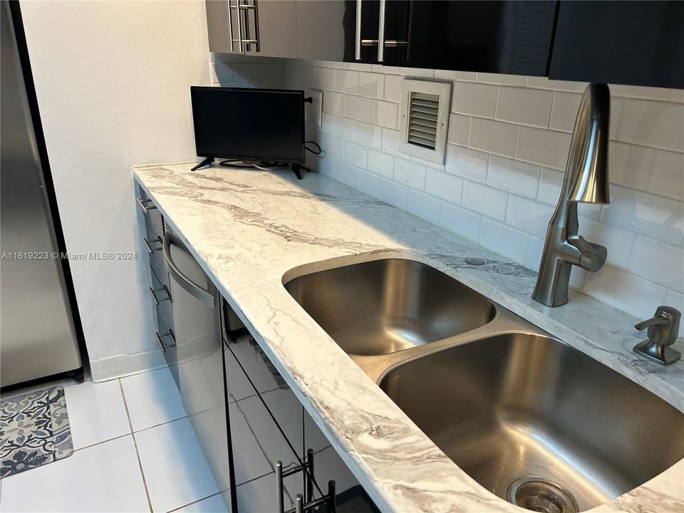 Recently Sold: $325,000 (2 beds, 2 baths, 1383 Square Feet)