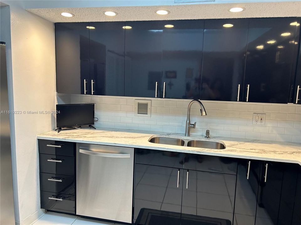 Recently Sold: $325,000 (2 beds, 2 baths, 1383 Square Feet)