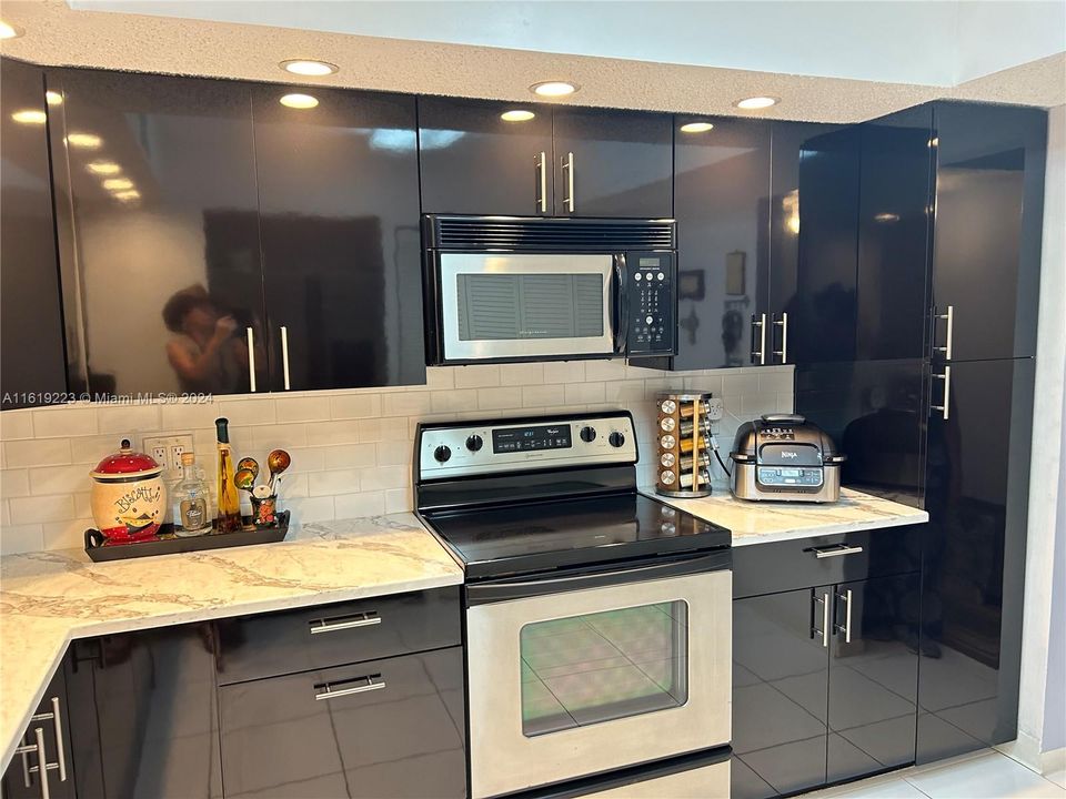 Recently Sold: $325,000 (2 beds, 2 baths, 1383 Square Feet)