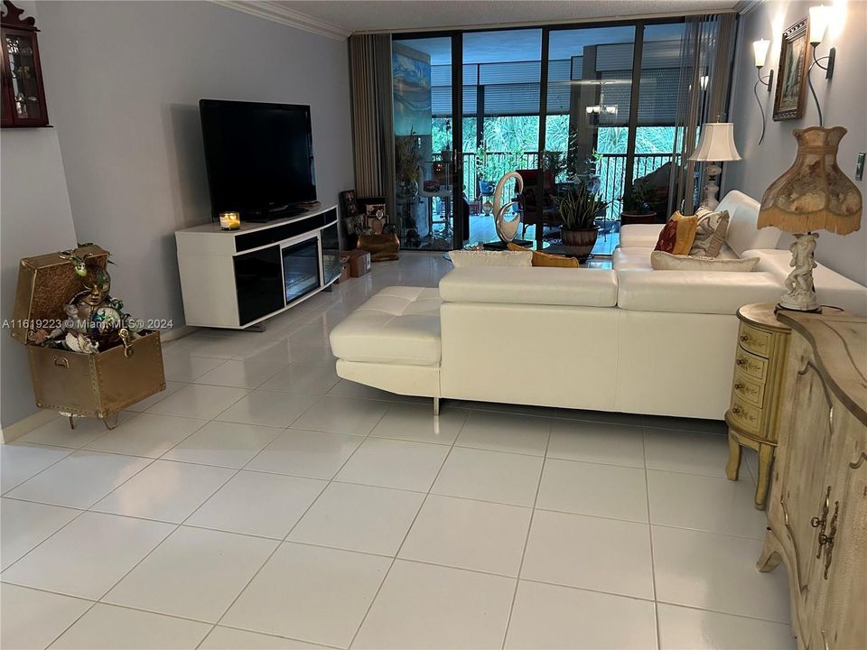 Recently Sold: $325,000 (2 beds, 2 baths, 1383 Square Feet)