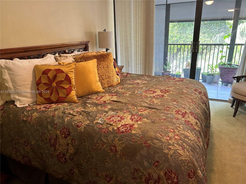 Recently Sold: $325,000 (2 beds, 2 baths, 1383 Square Feet)