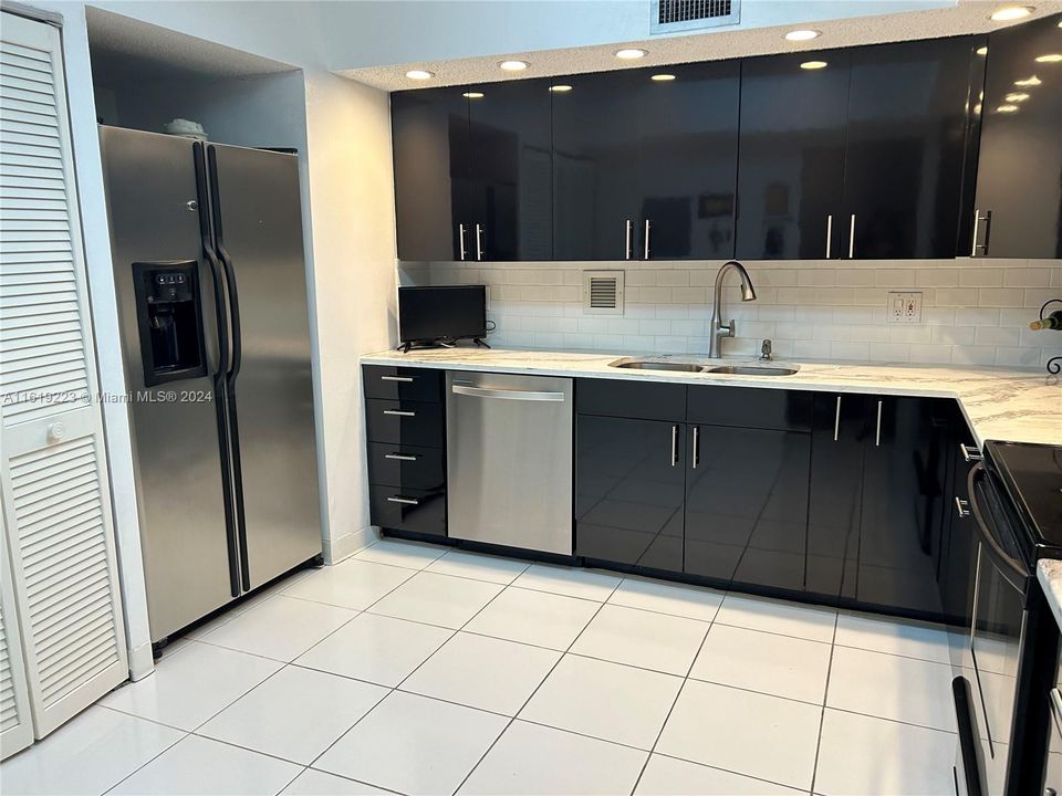 Recently Sold: $325,000 (2 beds, 2 baths, 1383 Square Feet)