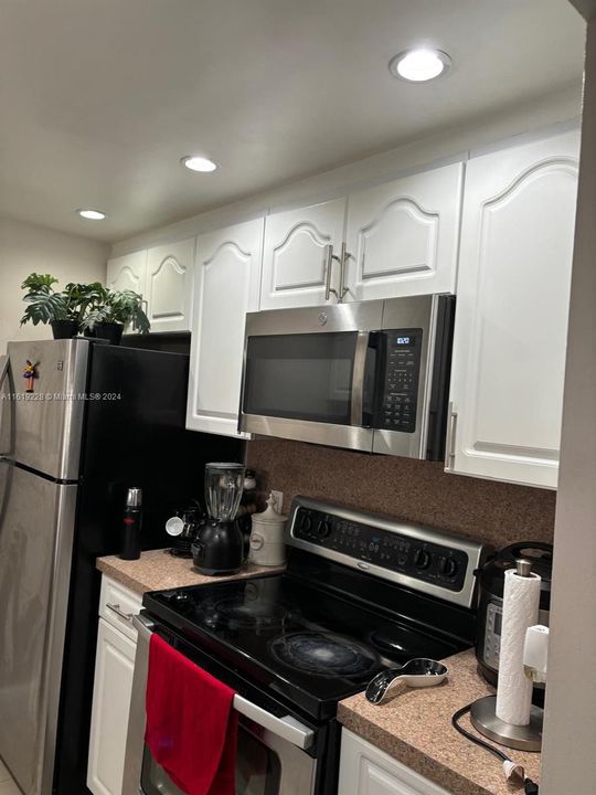 Recently Rented: $2,599 (2 beds, 2 baths, 992 Square Feet)