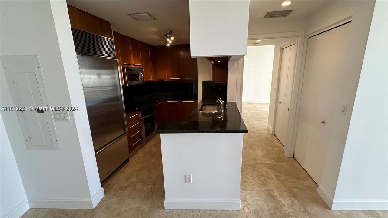 Recently Rented: $3,800 (1 beds, 1 baths, 1031 Square Feet)