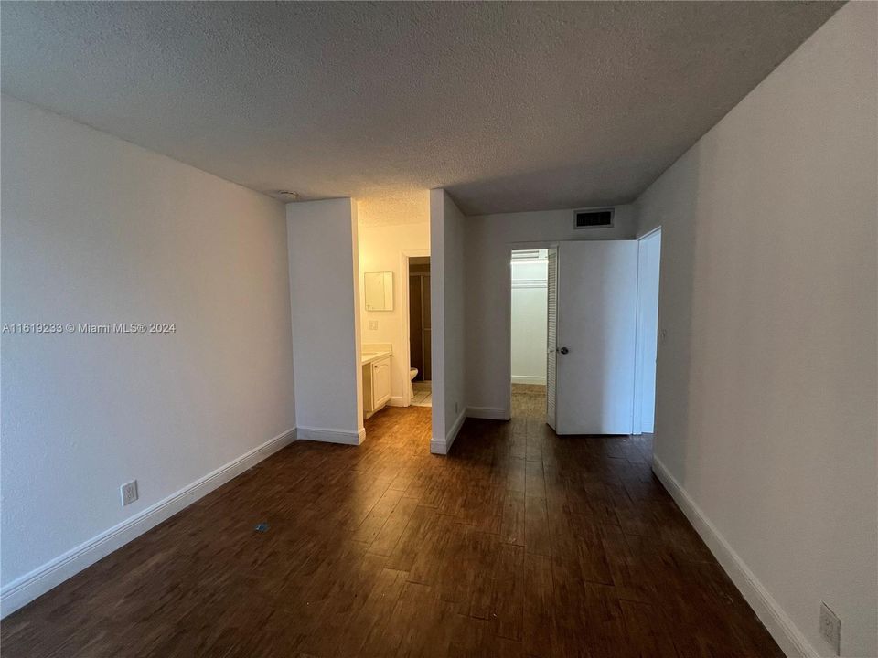 Recently Rented: $1,950 (2 beds, 2 baths, 1081 Square Feet)