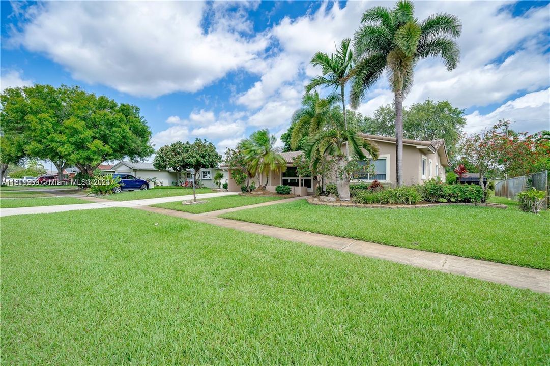 For Sale: $697,000 (3 beds, 2 baths, 1314 Square Feet)