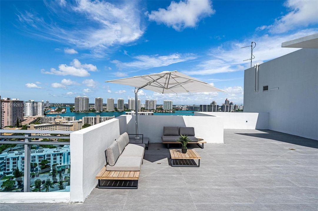 PRIVATE ROOFTOP