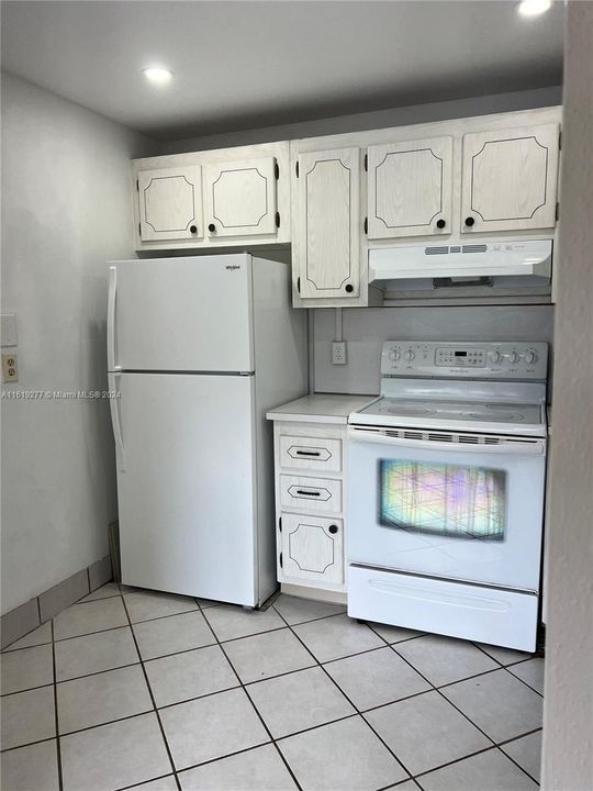 For Sale: $79,000 (1 beds, 1 baths, 726 Square Feet)