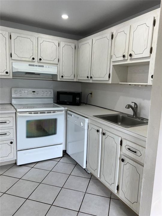 For Sale: $79,000 (1 beds, 1 baths, 726 Square Feet)