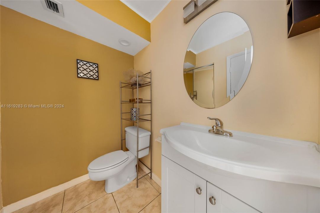 For Sale: $280,000 (1 beds, 1 baths, 870 Square Feet)