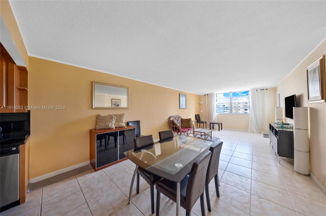 For Sale: $280,000 (1 beds, 1 baths, 870 Square Feet)