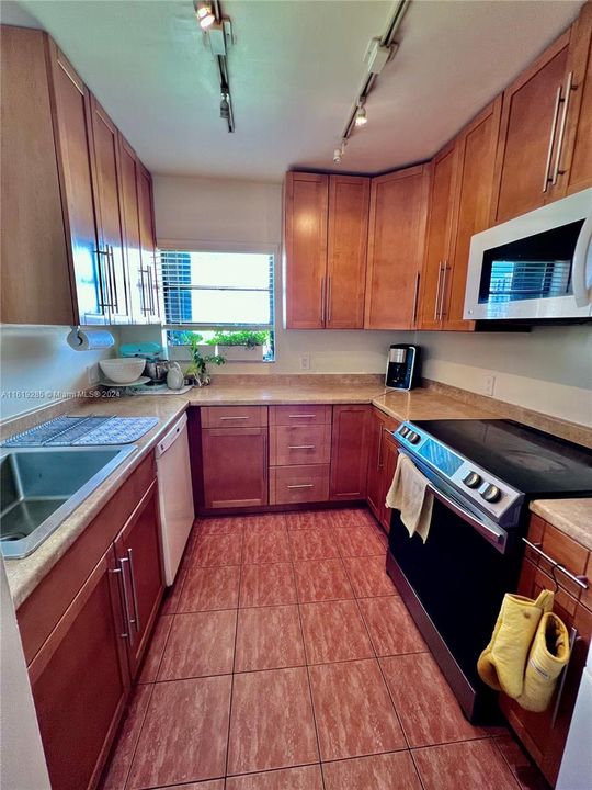 Recently Rented: $2,850 (2 beds, 2 baths, 966 Square Feet)