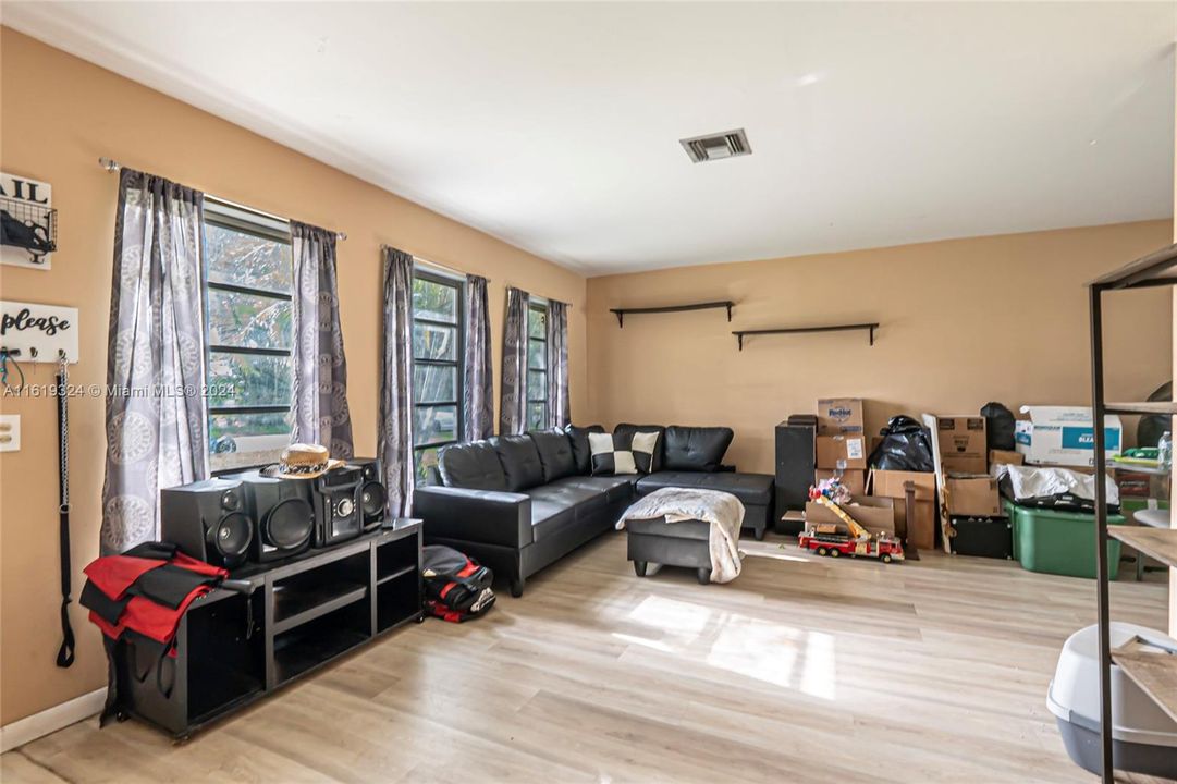 For Sale: $700,000 (4 beds, 2 baths, 2087 Square Feet)