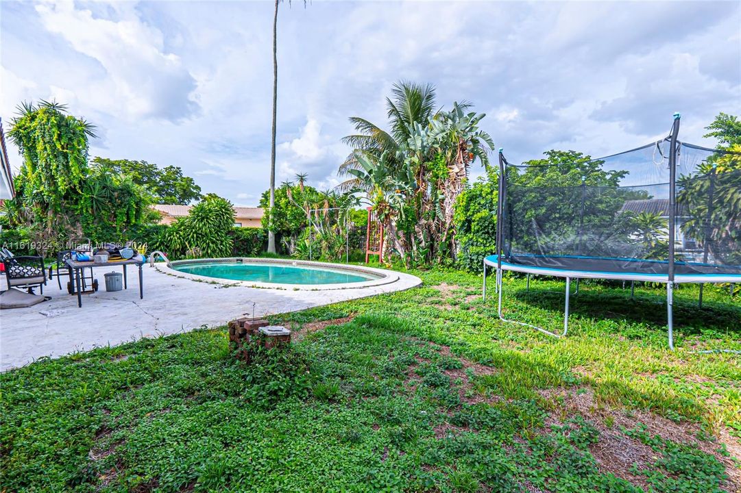 For Sale: $700,000 (4 beds, 2 baths, 2087 Square Feet)