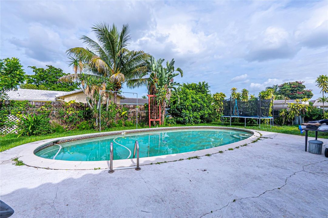 For Sale: $700,000 (4 beds, 2 baths, 2087 Square Feet)