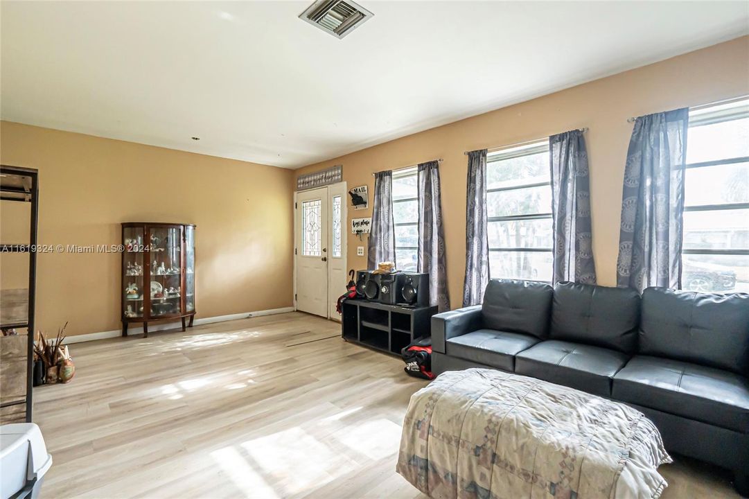 For Sale: $700,000 (4 beds, 2 baths, 2087 Square Feet)