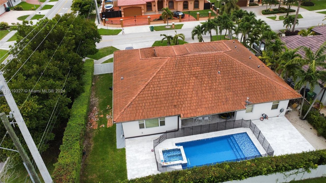 Vendido Recientemente: $950,000 (4 camas, 3 baños, 2586 Pies cuadrados)