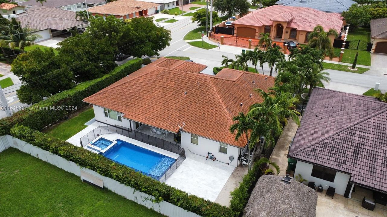 Vendido Recientemente: $950,000 (4 camas, 3 baños, 2586 Pies cuadrados)