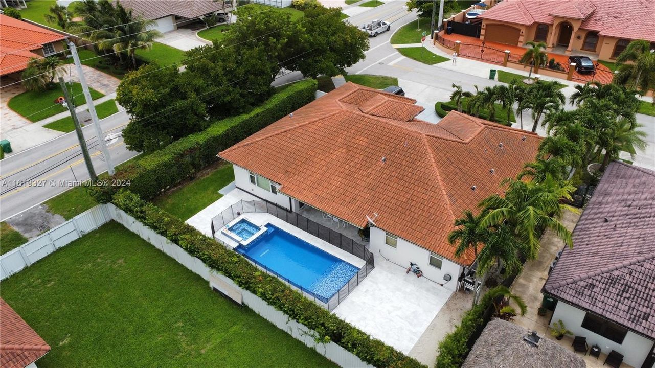 Vendido Recientemente: $950,000 (4 camas, 3 baños, 2586 Pies cuadrados)