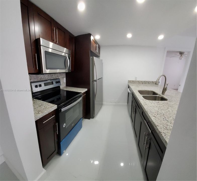 Recently Rented: $2,450 (2 beds, 2 baths, 992 Square Feet)