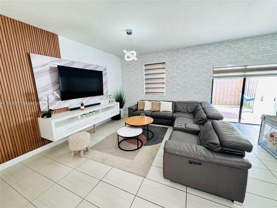 Recently Rented: $4,000 (3 beds, 2 baths, 1757 Square Feet)