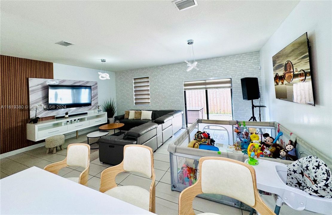 Recently Rented: $4,000 (3 beds, 2 baths, 1757 Square Feet)