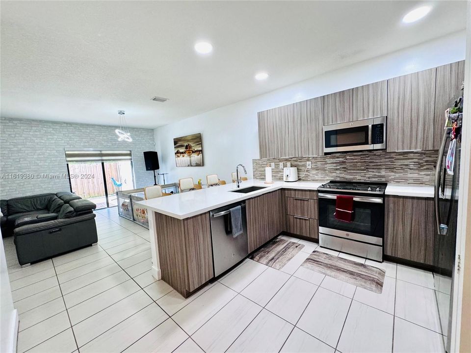 Recently Rented: $4,000 (3 beds, 2 baths, 1757 Square Feet)