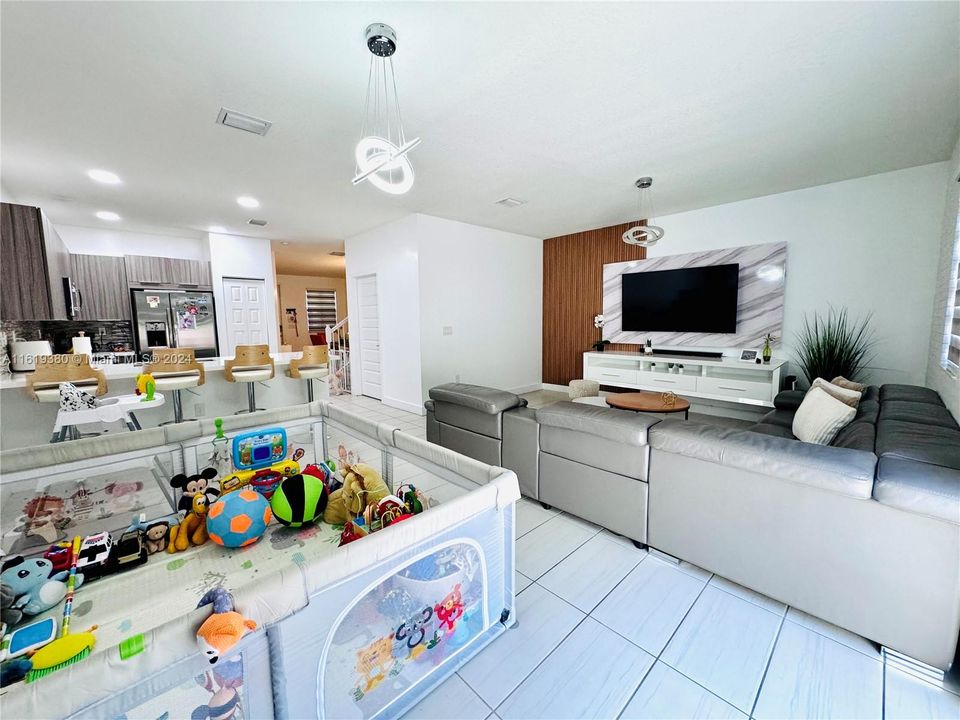 Recently Rented: $4,000 (3 beds, 2 baths, 1757 Square Feet)