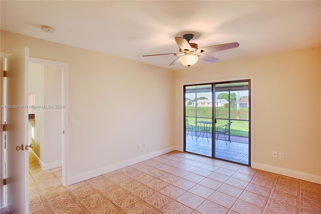 Master bedroom w access to screened in patio