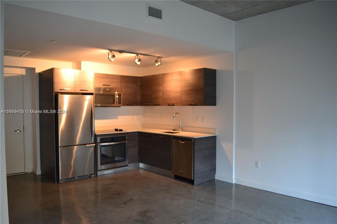 For Sale: $370,000 (1 beds, 1 baths, 526 Square Feet)