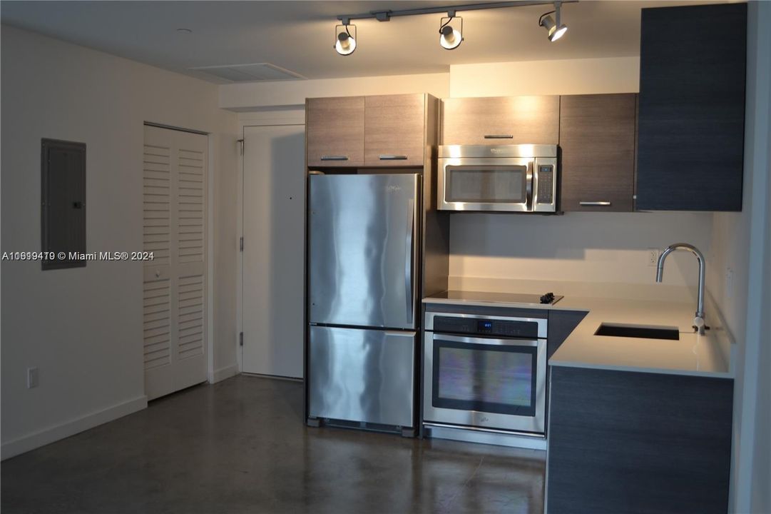 For Sale: $370,000 (1 beds, 1 baths, 526 Square Feet)