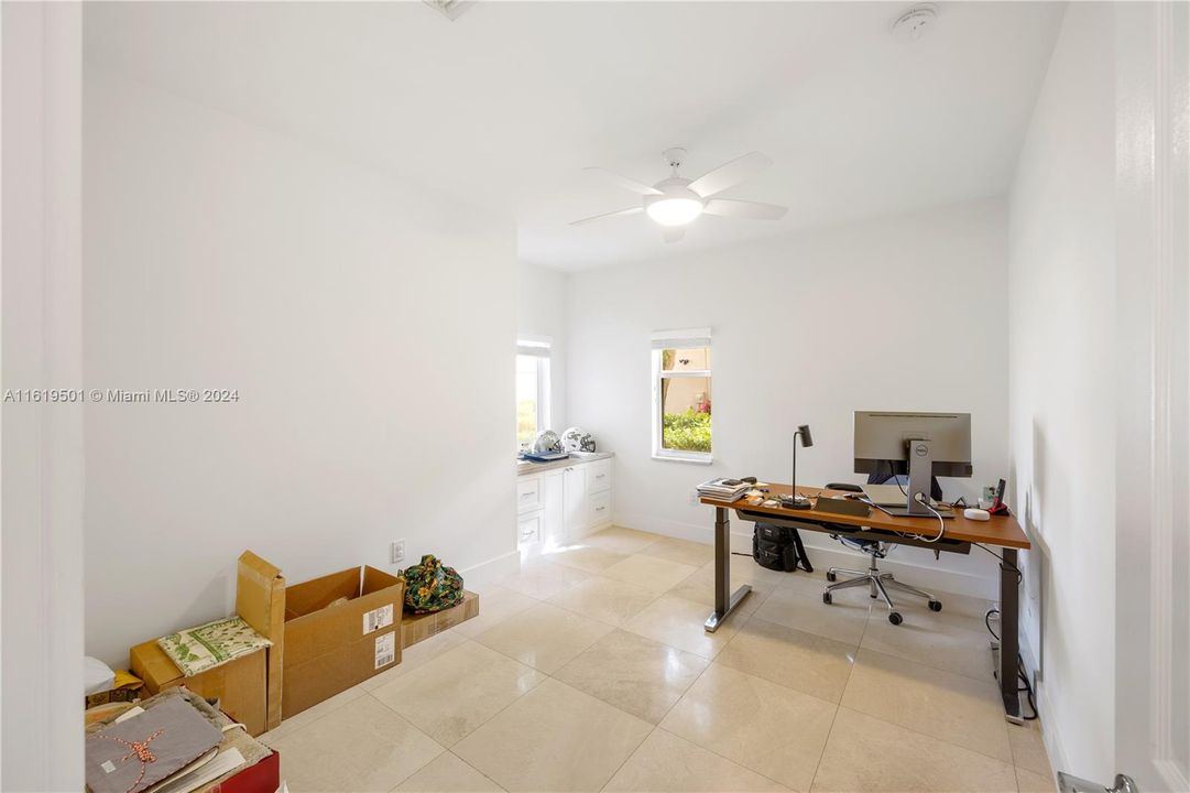 Recently Rented: $6,500 (4 beds, 4 baths, 2615 Square Feet)