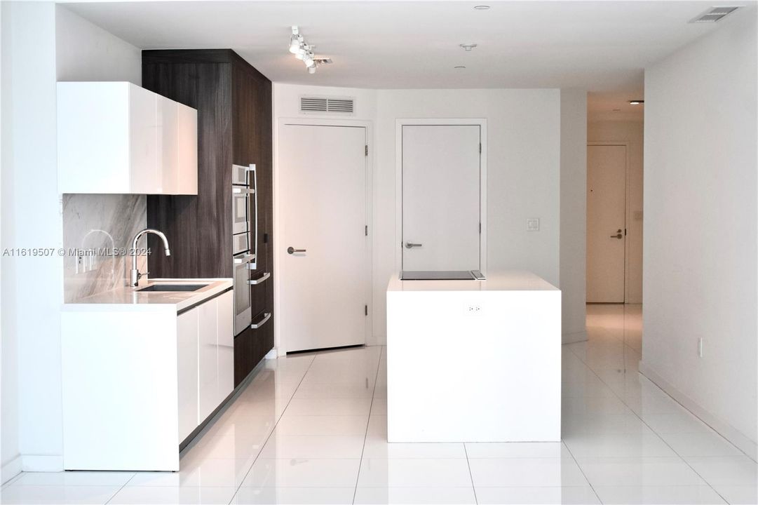 Active With Contract: $5,500 (2 beds, 2 baths, 1386 Square Feet)