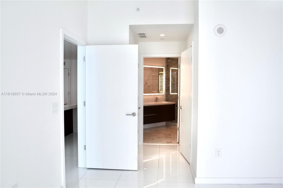 Active With Contract: $5,500 (2 beds, 2 baths, 1386 Square Feet)