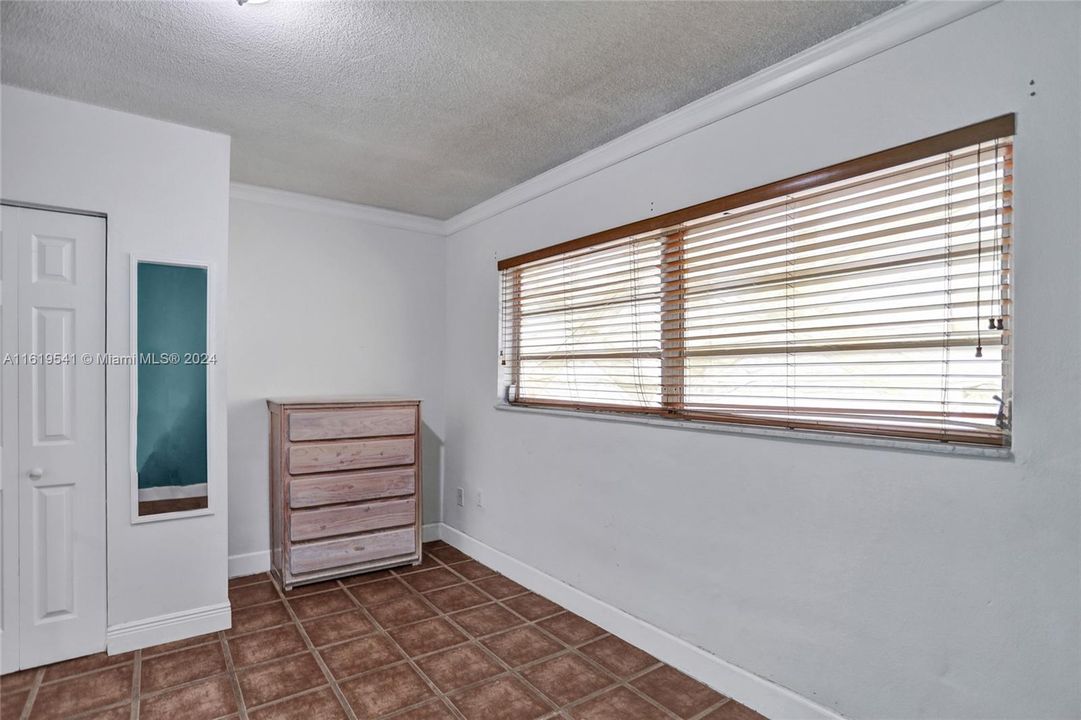 For Sale: $290,000 (3 beds, 1 baths, 908 Square Feet)