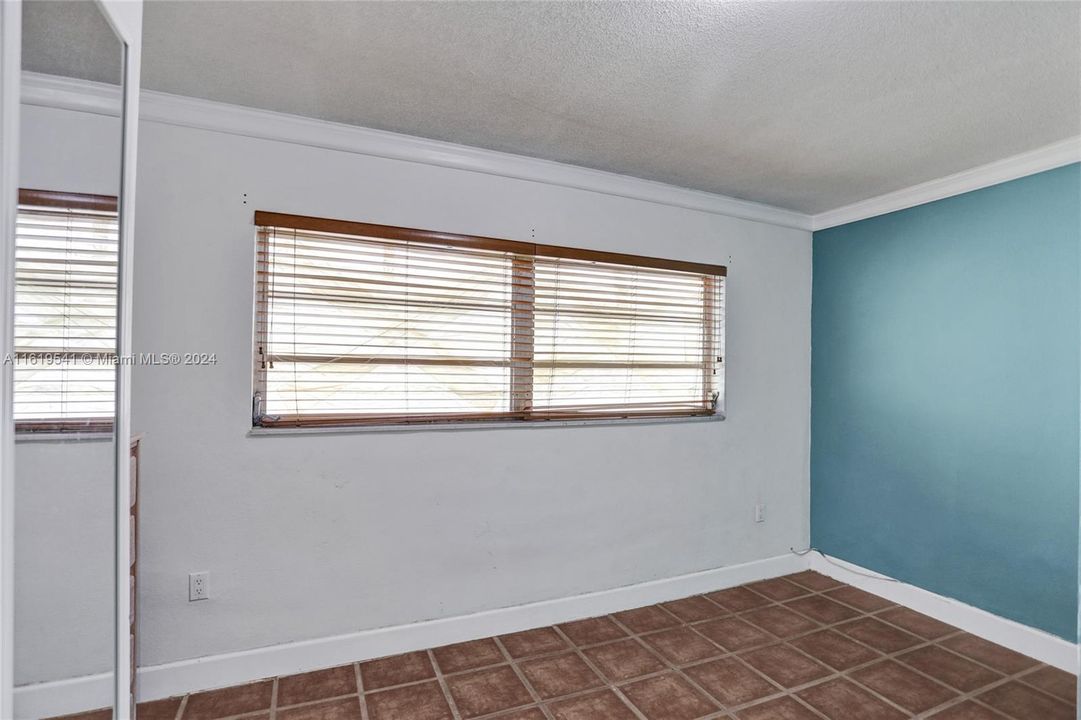 For Sale: $290,000 (3 beds, 1 baths, 908 Square Feet)