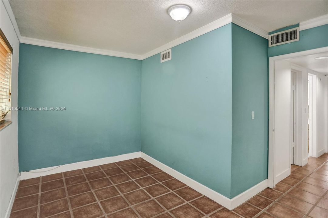 For Sale: $290,000 (3 beds, 1 baths, 908 Square Feet)