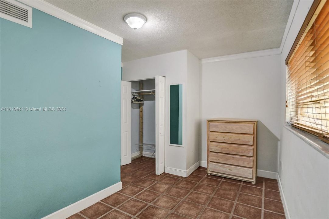 For Sale: $290,000 (3 beds, 1 baths, 908 Square Feet)