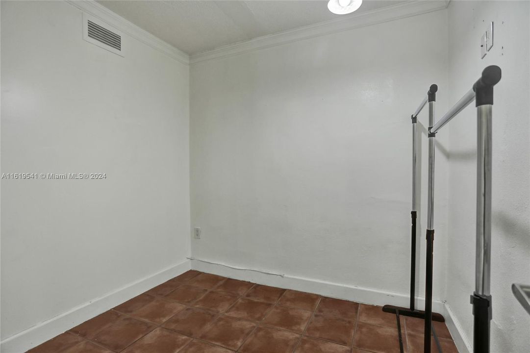 For Sale: $290,000 (3 beds, 1 baths, 908 Square Feet)