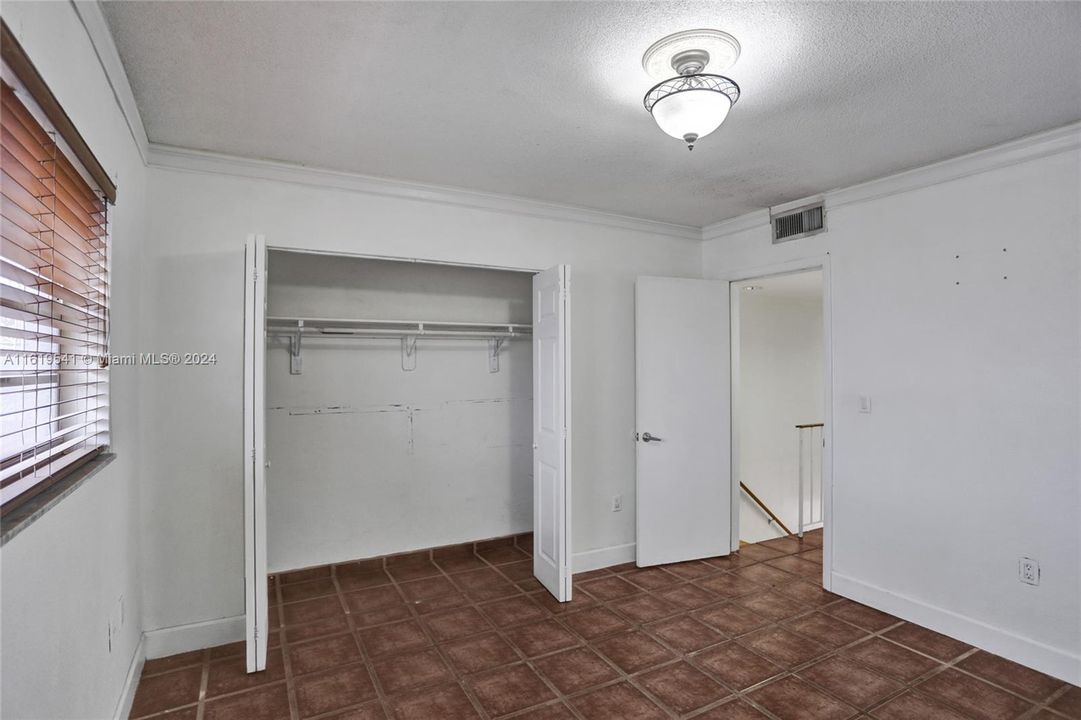 For Sale: $290,000 (3 beds, 1 baths, 908 Square Feet)